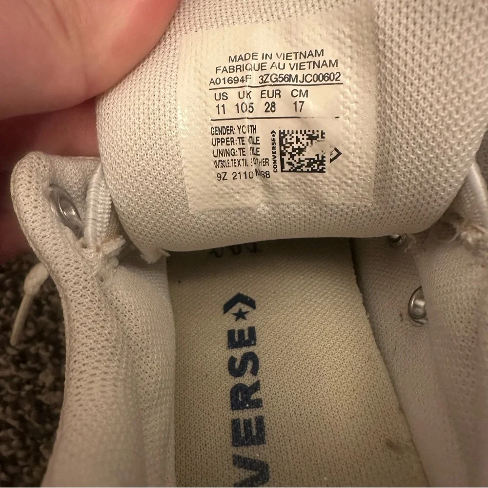 EUC Converse Kids White Sneakers. Size Little Kids 11.